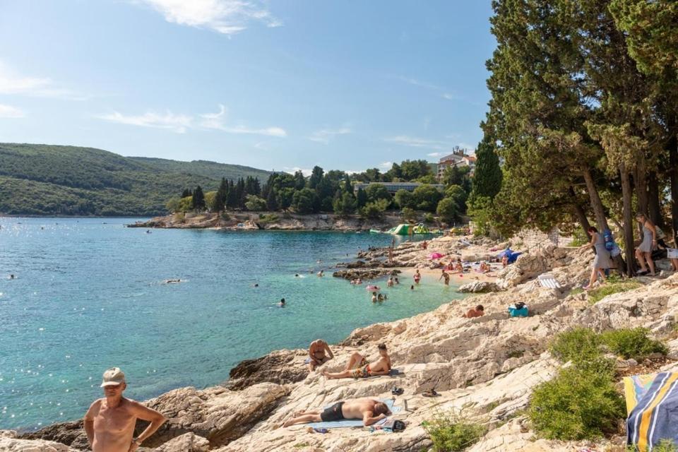Apartment Noemi With A Direct Beach View Rabac Eksteriør bilde