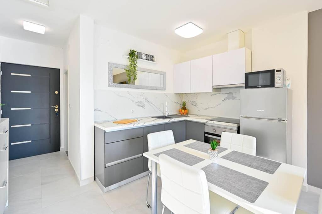 Apartment Noemi With A Direct Beach View Rabac Eksteriør bilde