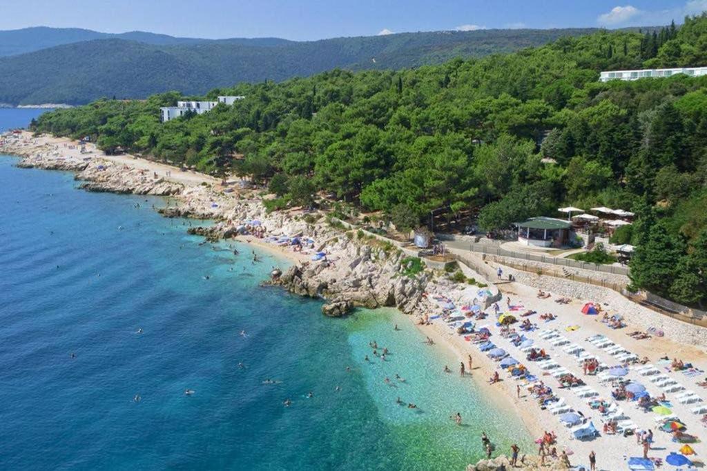 Apartment Noemi With A Direct Beach View Rabac Eksteriør bilde