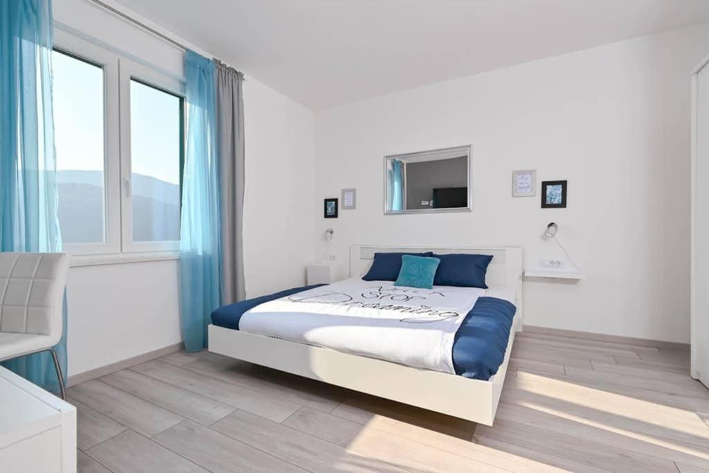 Apartment Noemi With A Direct Beach View Rabac Eksteriør bilde